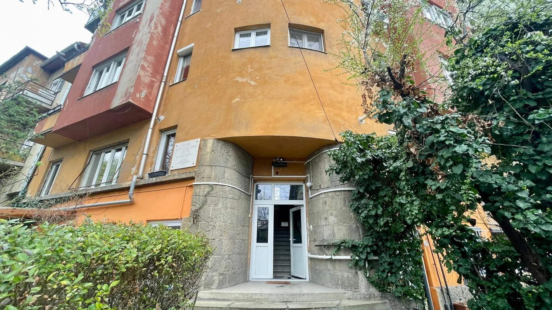 Film Poster Or Coffee Basement Apartman With Terrace Budapest